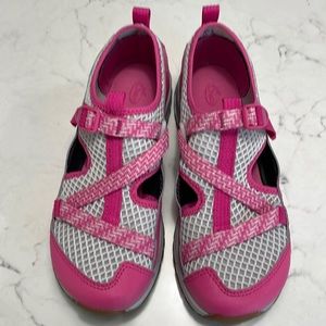 New never worn big kids girls Chaco Odyssey mesh shoes. Size 4 (big kid). Pink